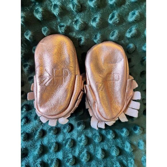 Freshly Picked Moccasins rose gold or a pink metallic size 0 baby shoes - Picture 3 of 3